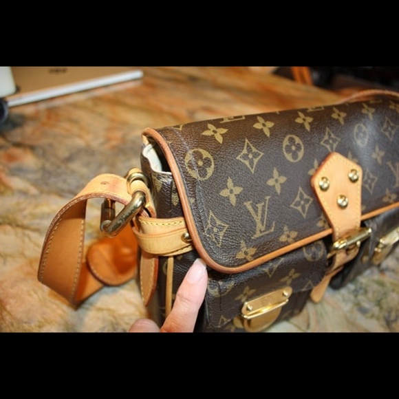 Louis Vuitton Hudson PM shoulder bag - Picture 9 of 13